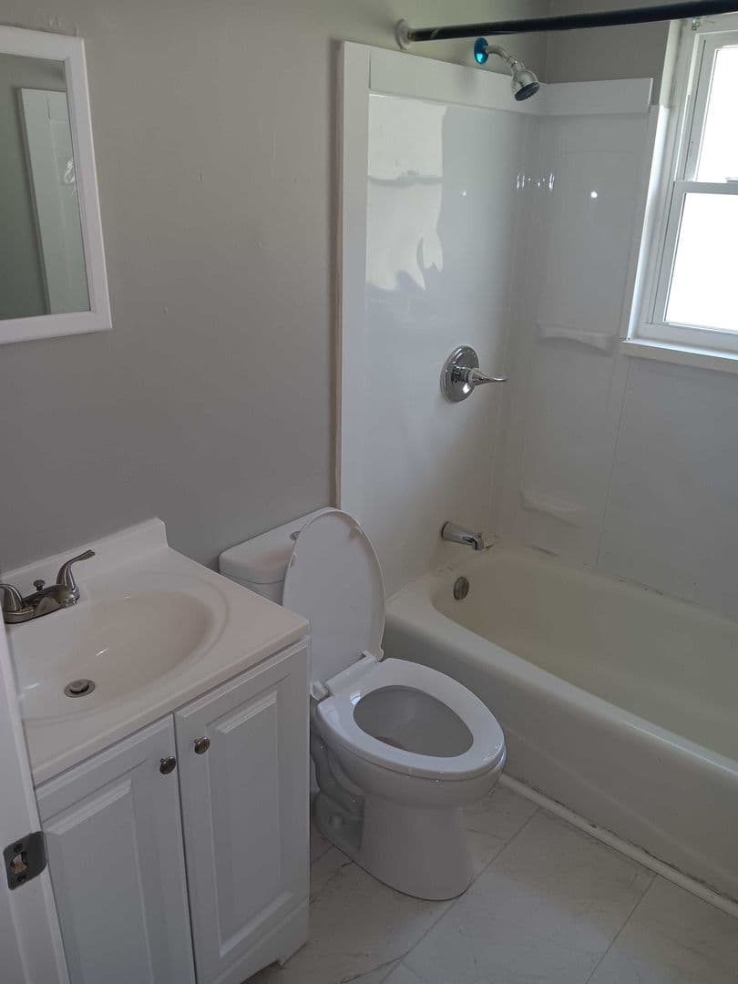 Louisville Apartment: 300 Meadowood CT.