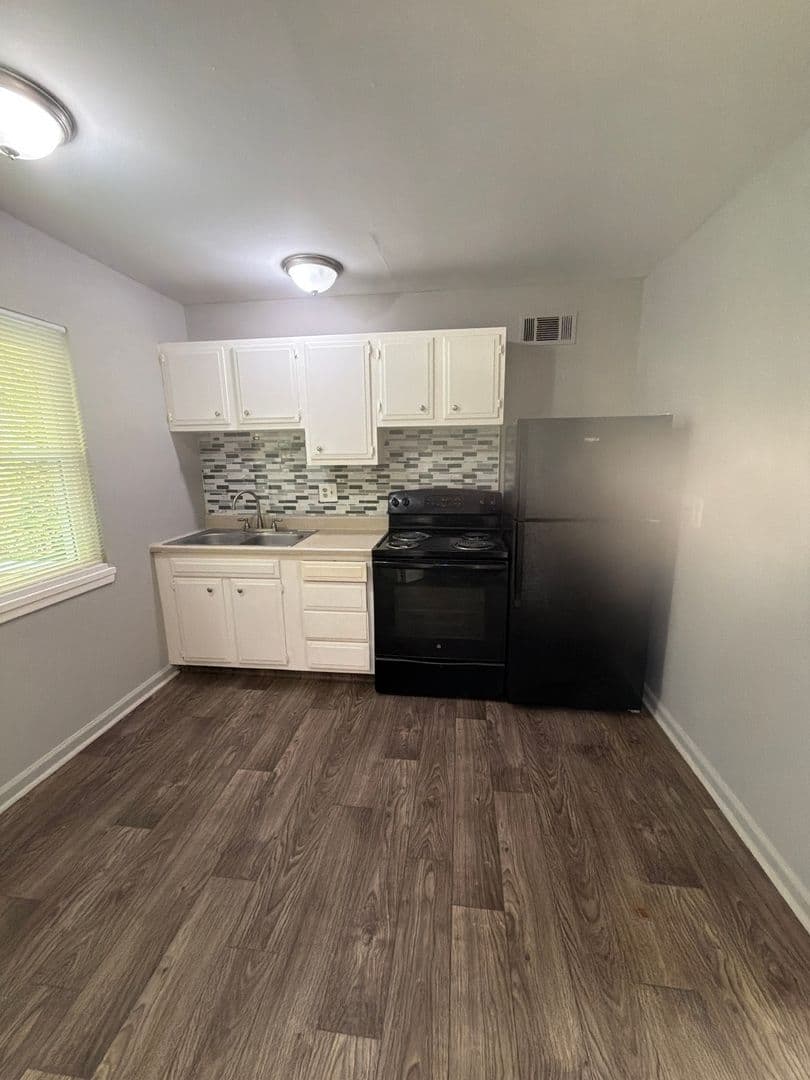 Louisville Apartment: 300 Meadowood CT.