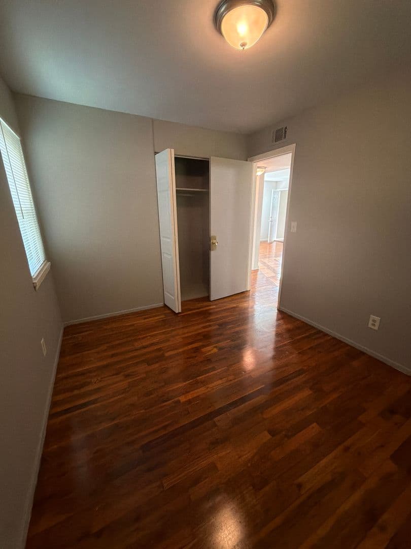 Louisville Apartment: 300 Meadowood CT.