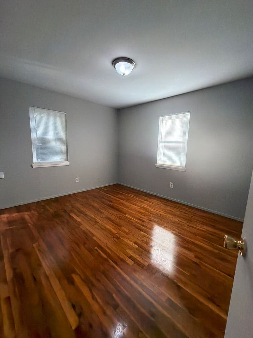 Louisville Apartment: 300 Meadowood CT.
