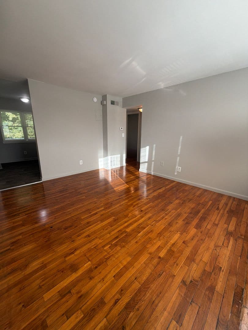 Louisville Apartment: 300 Meadowood CT.