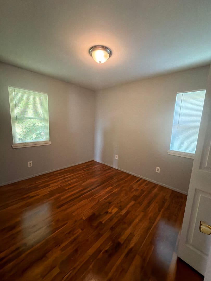Louisville Apartment: 300 Meadowood CT.