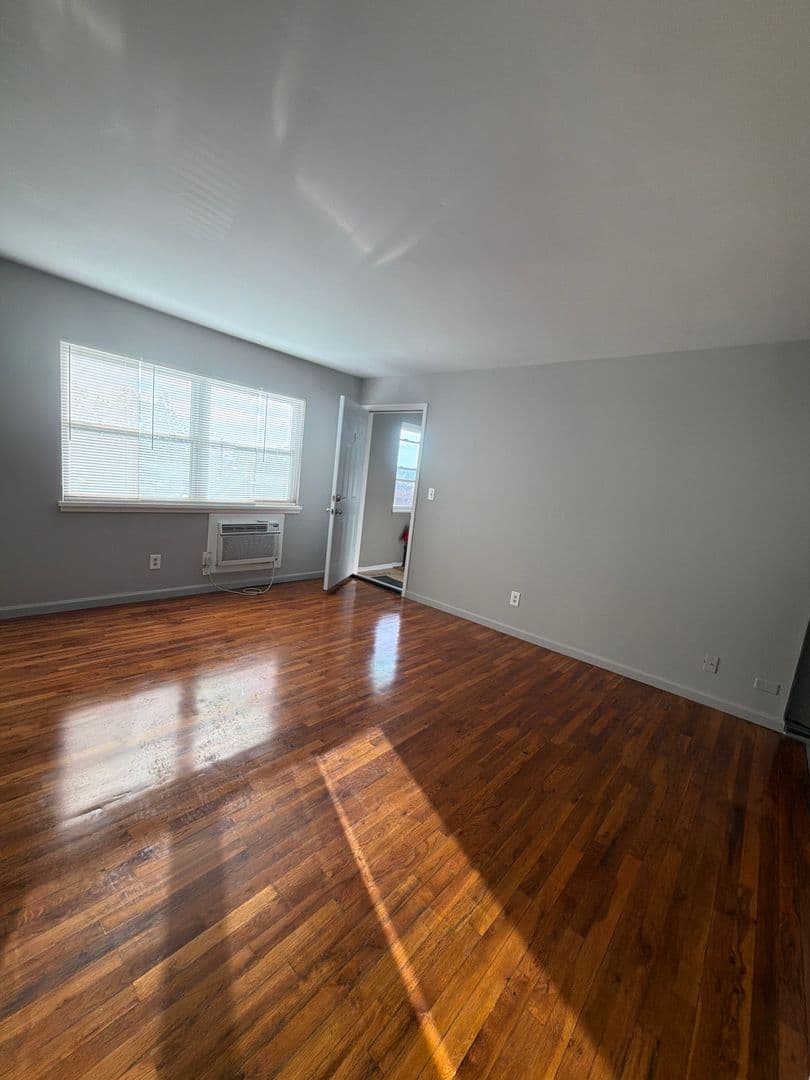 Louisville Apartment: 300 Meadowood CT.