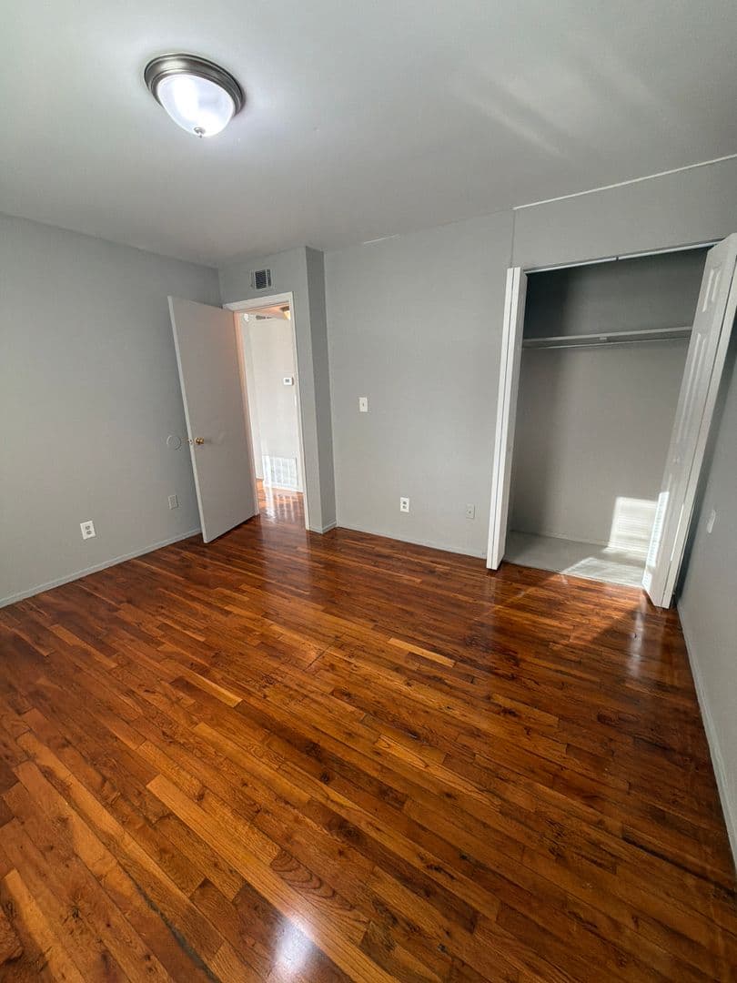 Louisville Apartment: 300 Meadowood CT.