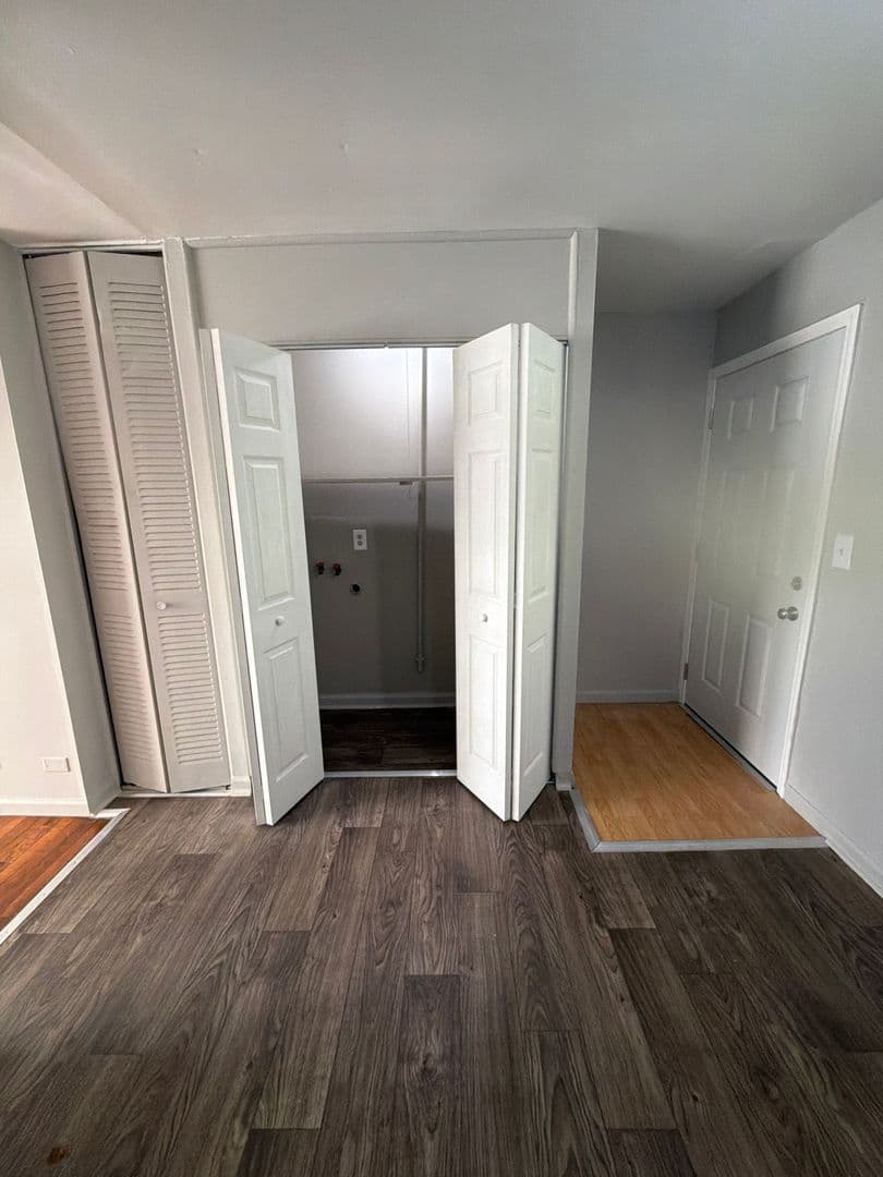 Louisville Apartment: 300 Meadowood CT.