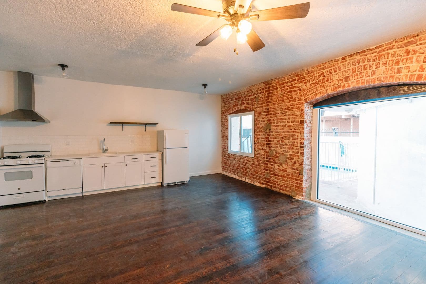 Los Angeles Apartment: 1006 N El Centro Avenue