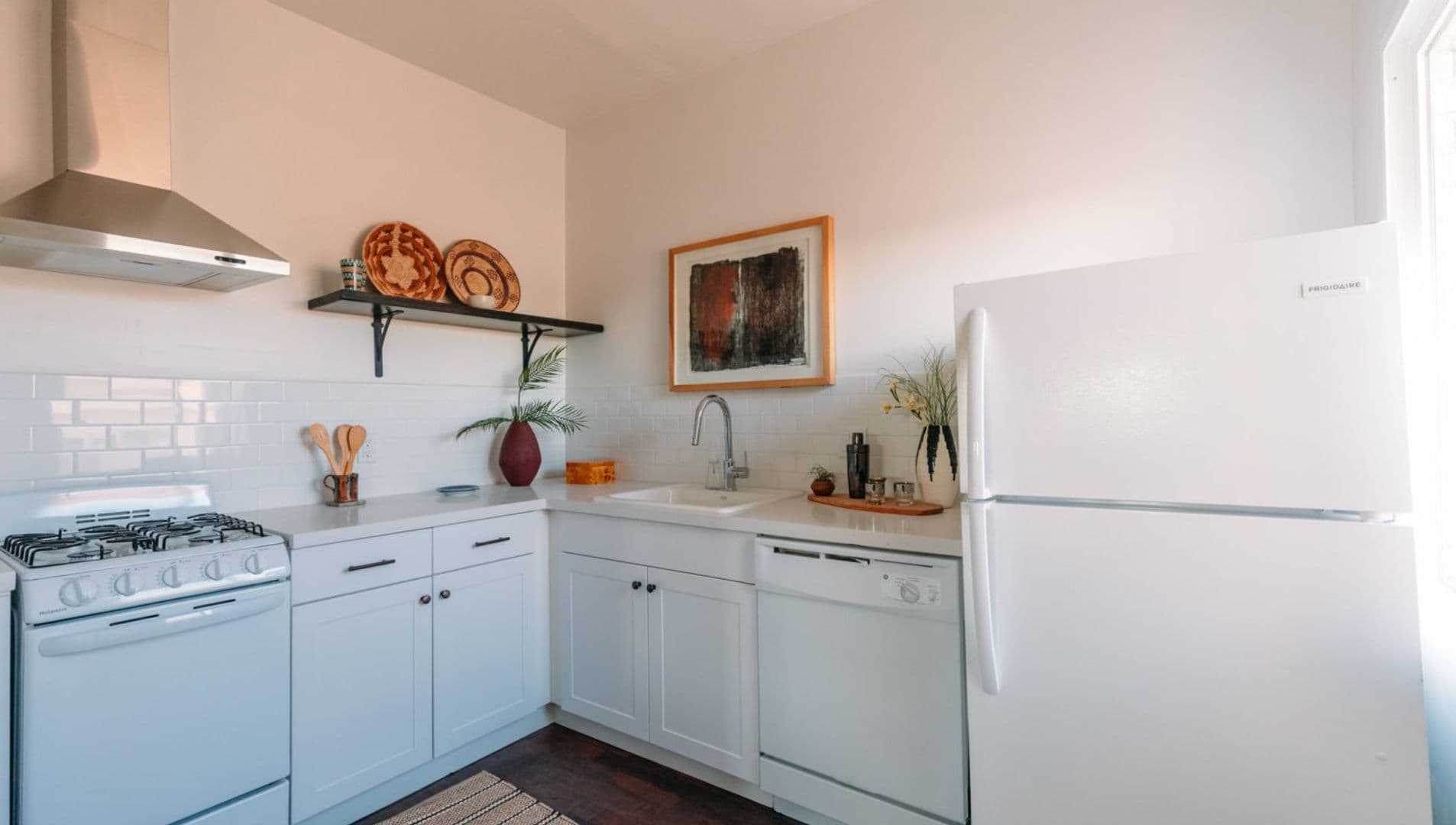 Los Angeles Apartment: 1006 N El Centro Avenue