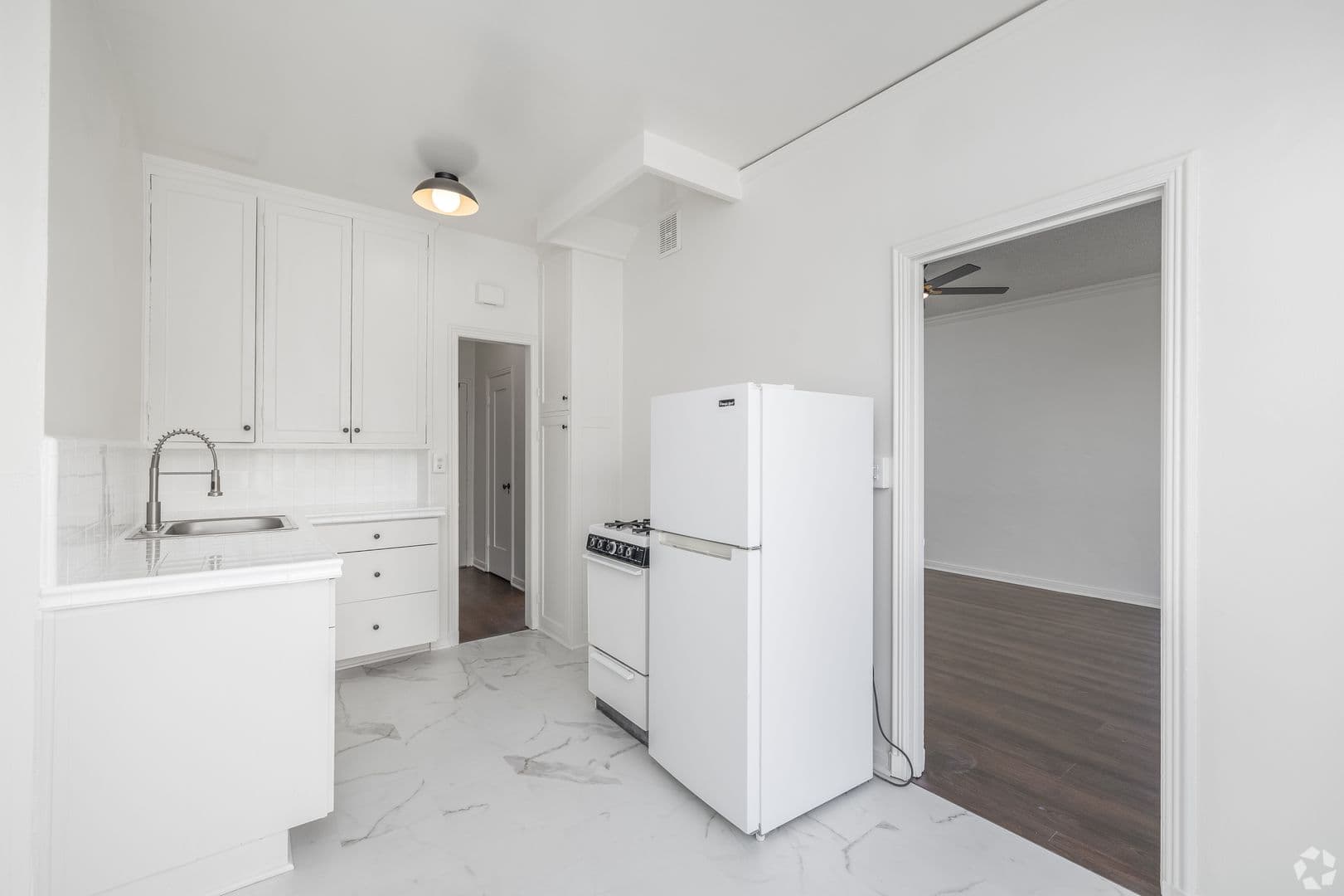 Los Angeles Apartment: 801 S Gramercy Drive