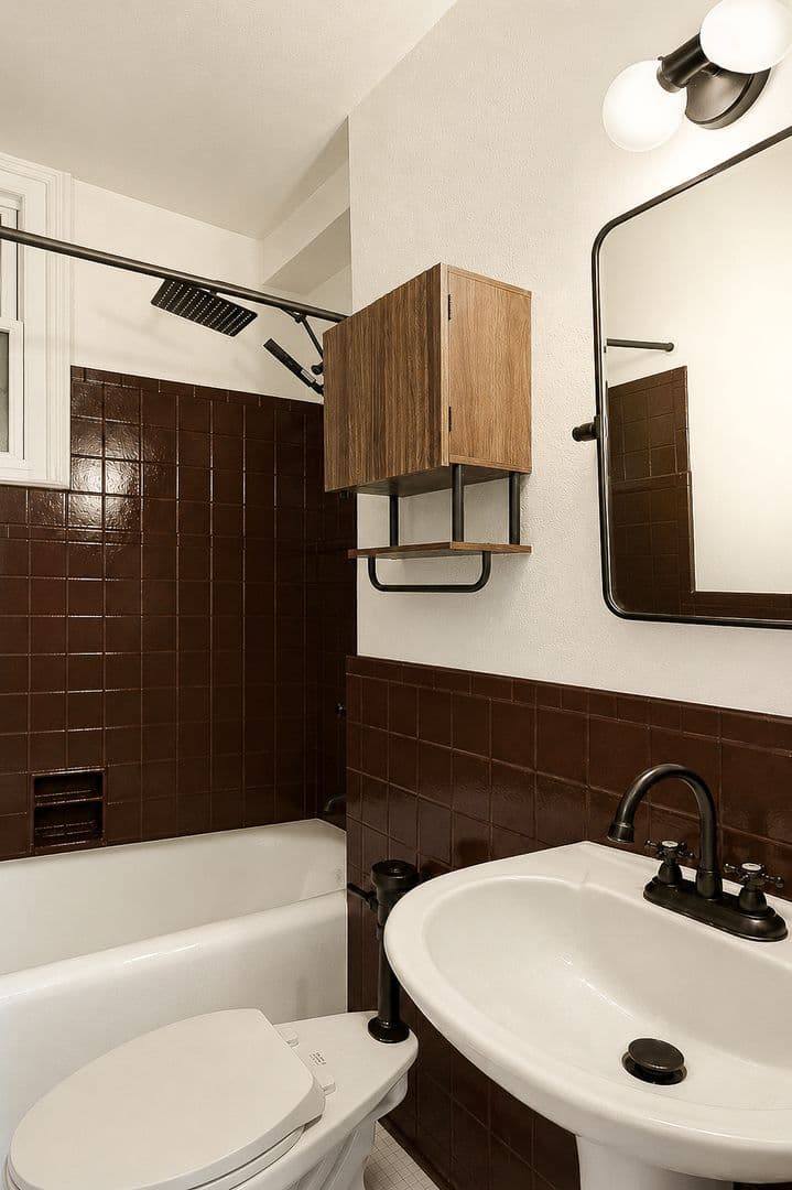 Los Angeles Apartment: 801 S Gramercy Drive
