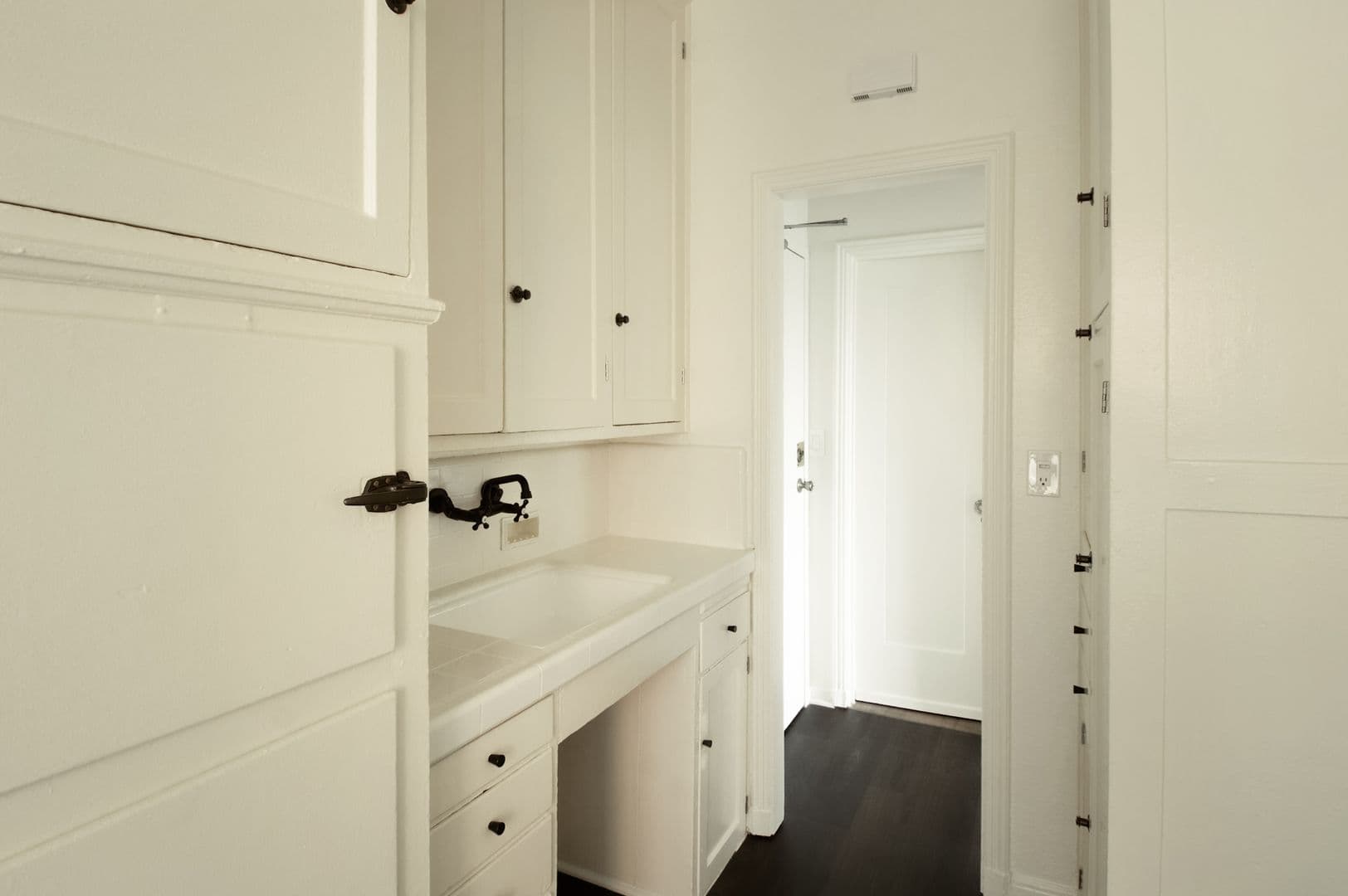 Los Angeles Apartment: 801 S Gramercy Drive