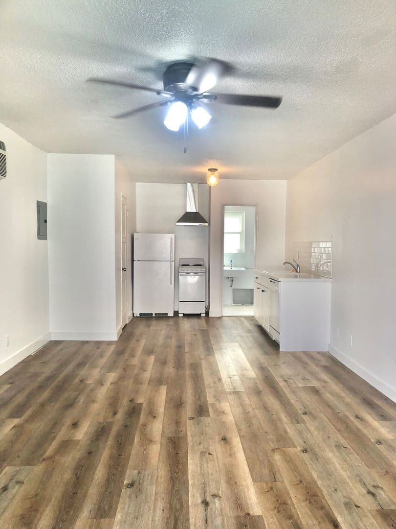 Los Angeles Apartment: 1006 N El Centro Avenue
