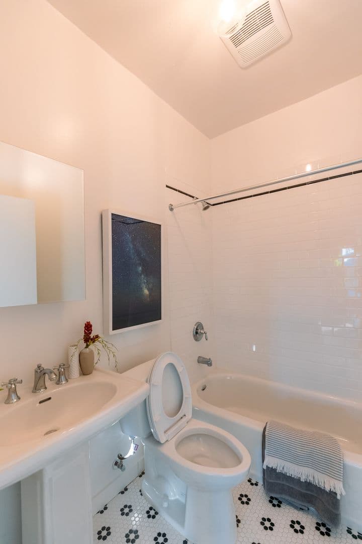 Los Angeles Apartment: 1006 N El Centro Avenue