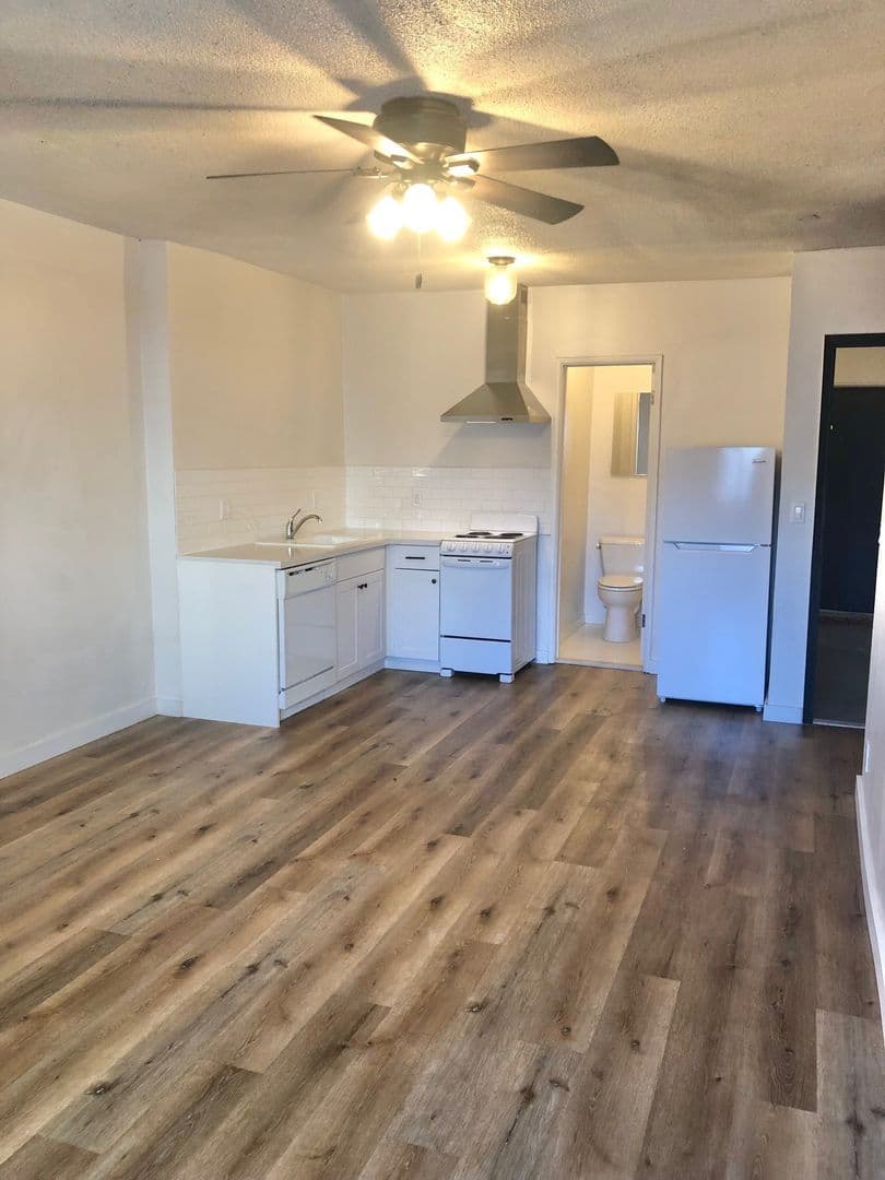 Los Angeles Apartment: 1006 N El Centro Avenue