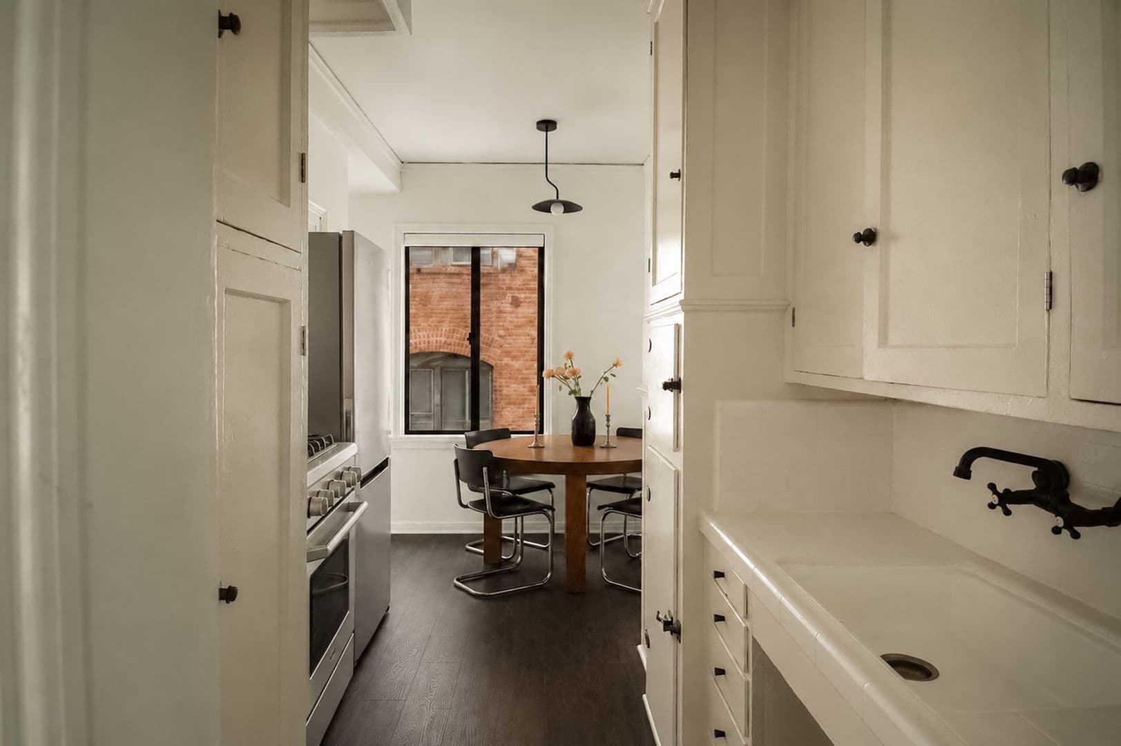 Los Angeles Apartment: 801 S Gramercy Drive