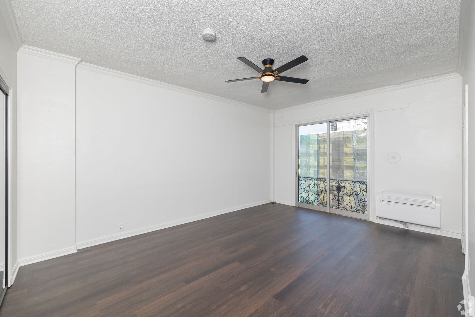 Los Angeles Apartment: 801 S Gramercy Drive