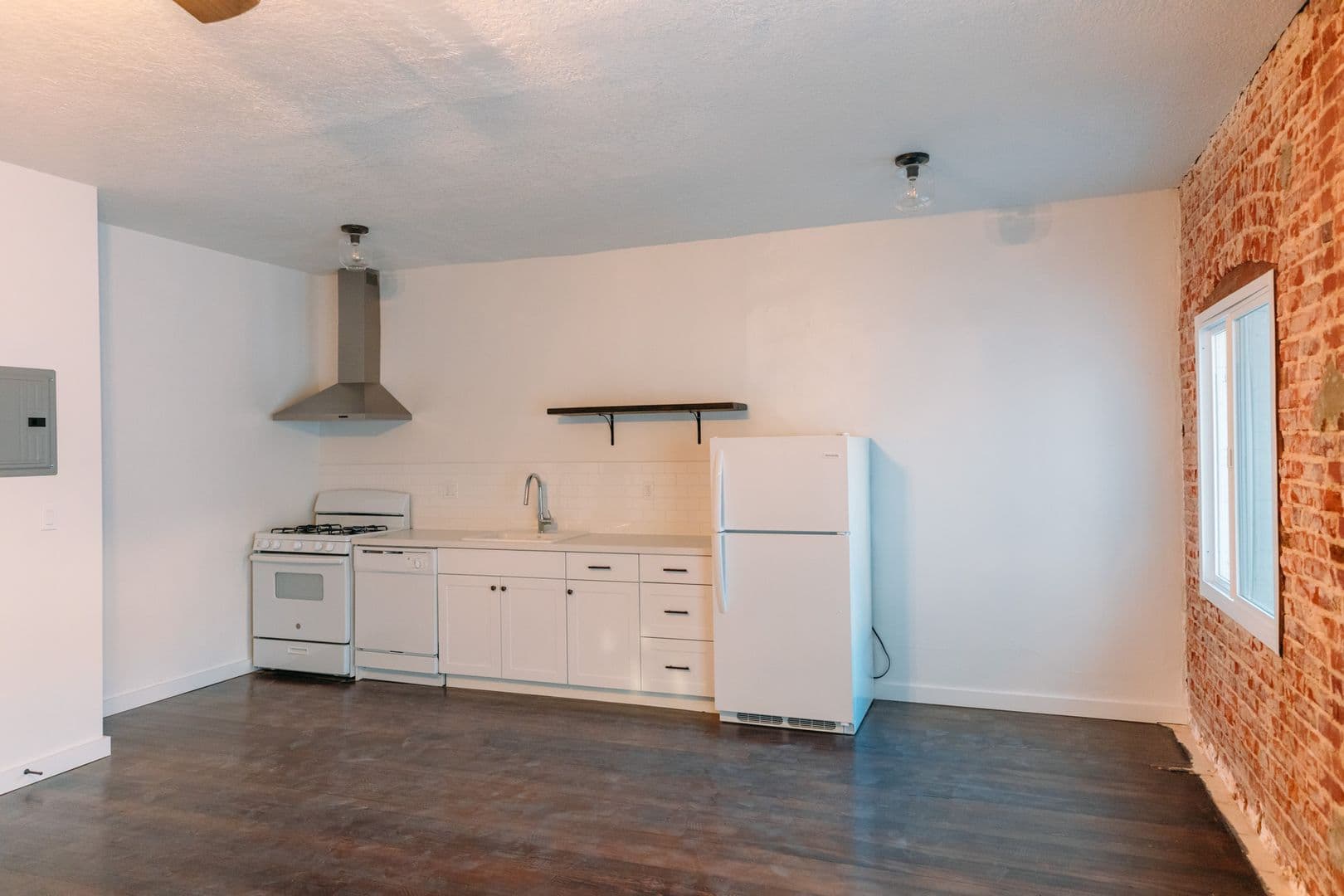 Los Angeles Apartment: 1006 N El Centro Avenue