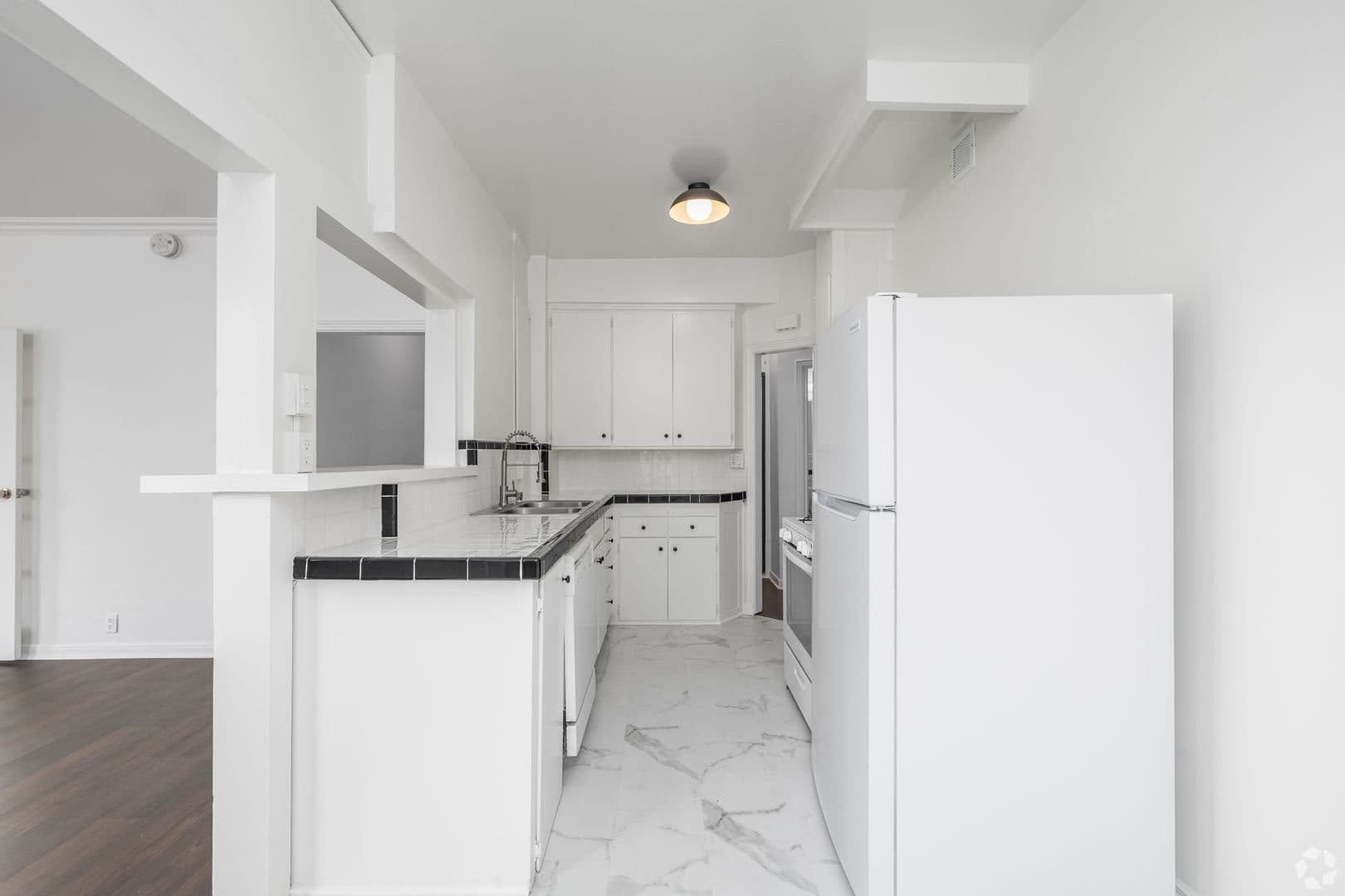 Los Angeles Apartment: 801 S Gramercy Drive