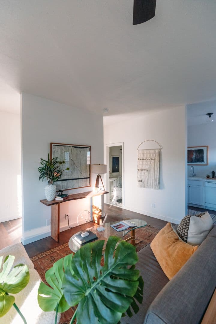 Los Angeles Apartment: 1006 N El Centro Avenue