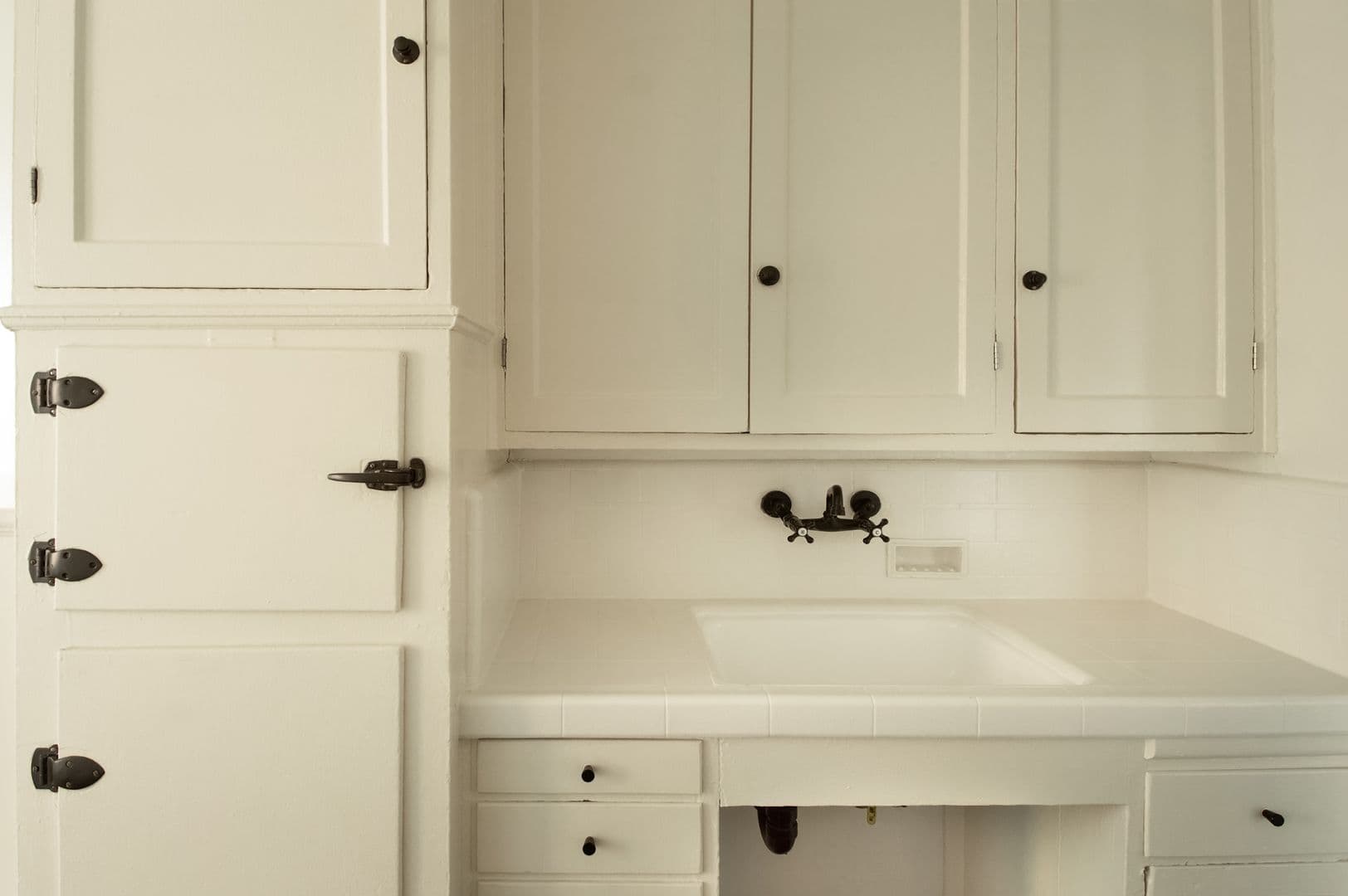 Los Angeles Apartment: 801 S Gramercy Drive