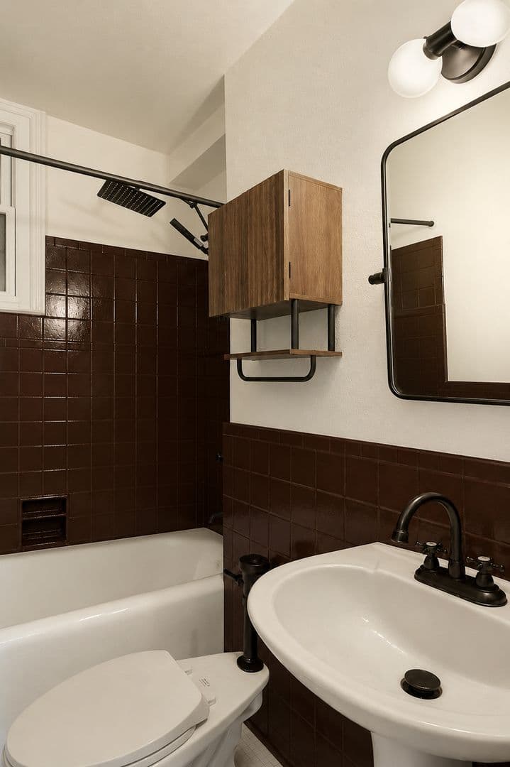 Los Angeles Apartment: 801 S Gramercy Drive