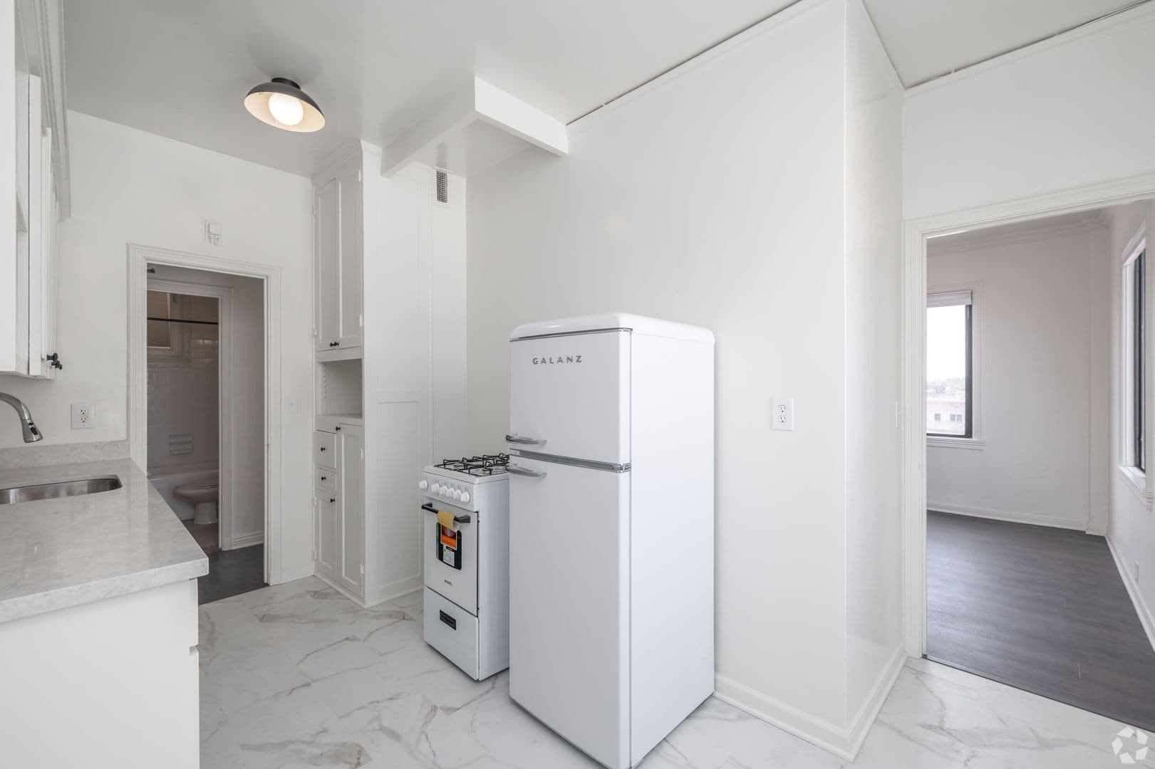 Los Angeles Apartment: 801 S Gramercy Drive