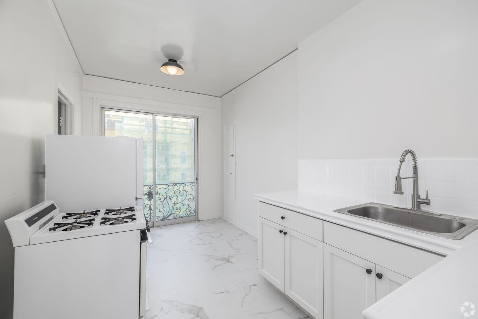 Los Angeles Apartment: 801 S Gramercy Drive