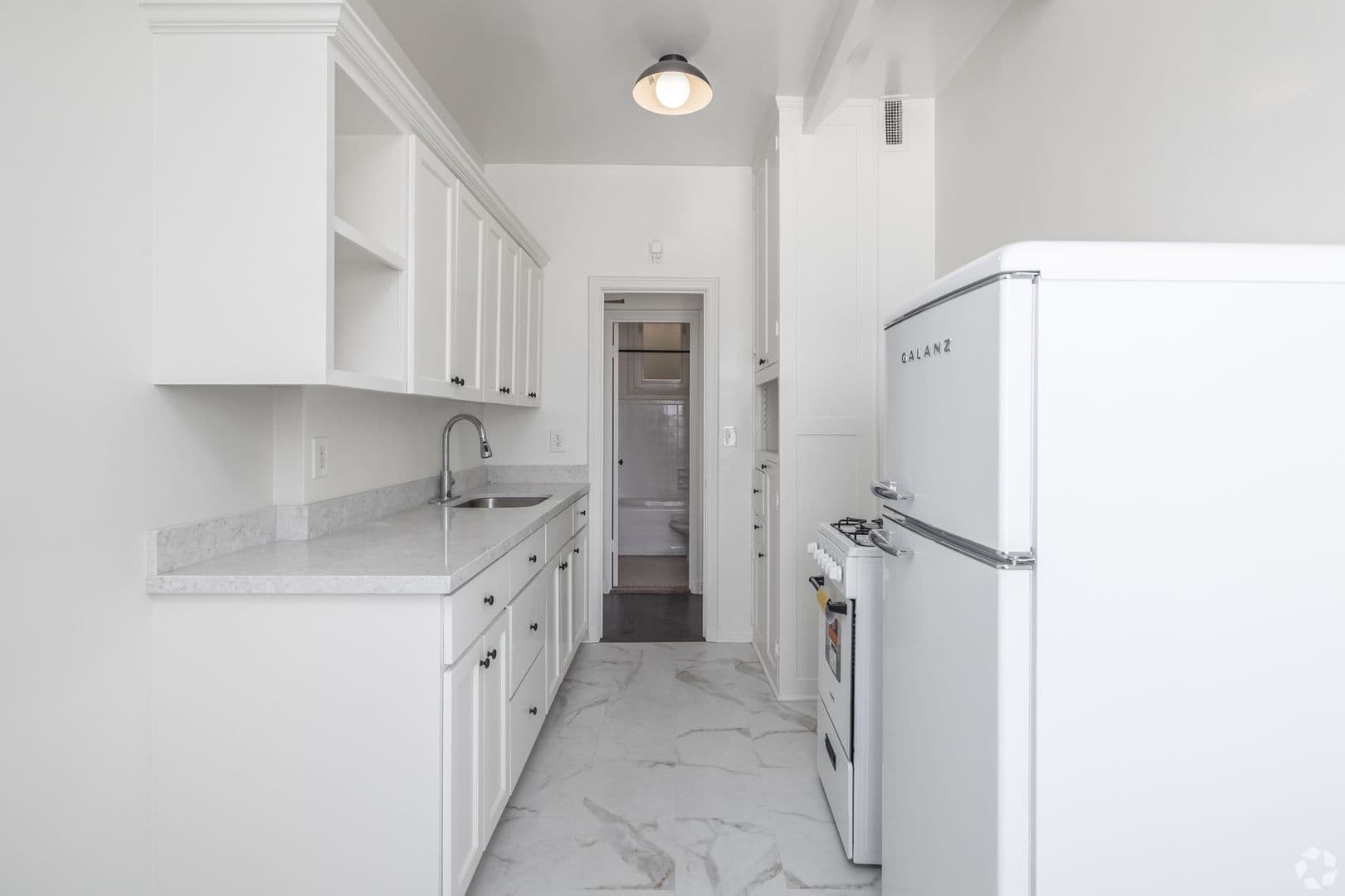 Los Angeles Apartment: 801 S Gramercy Drive