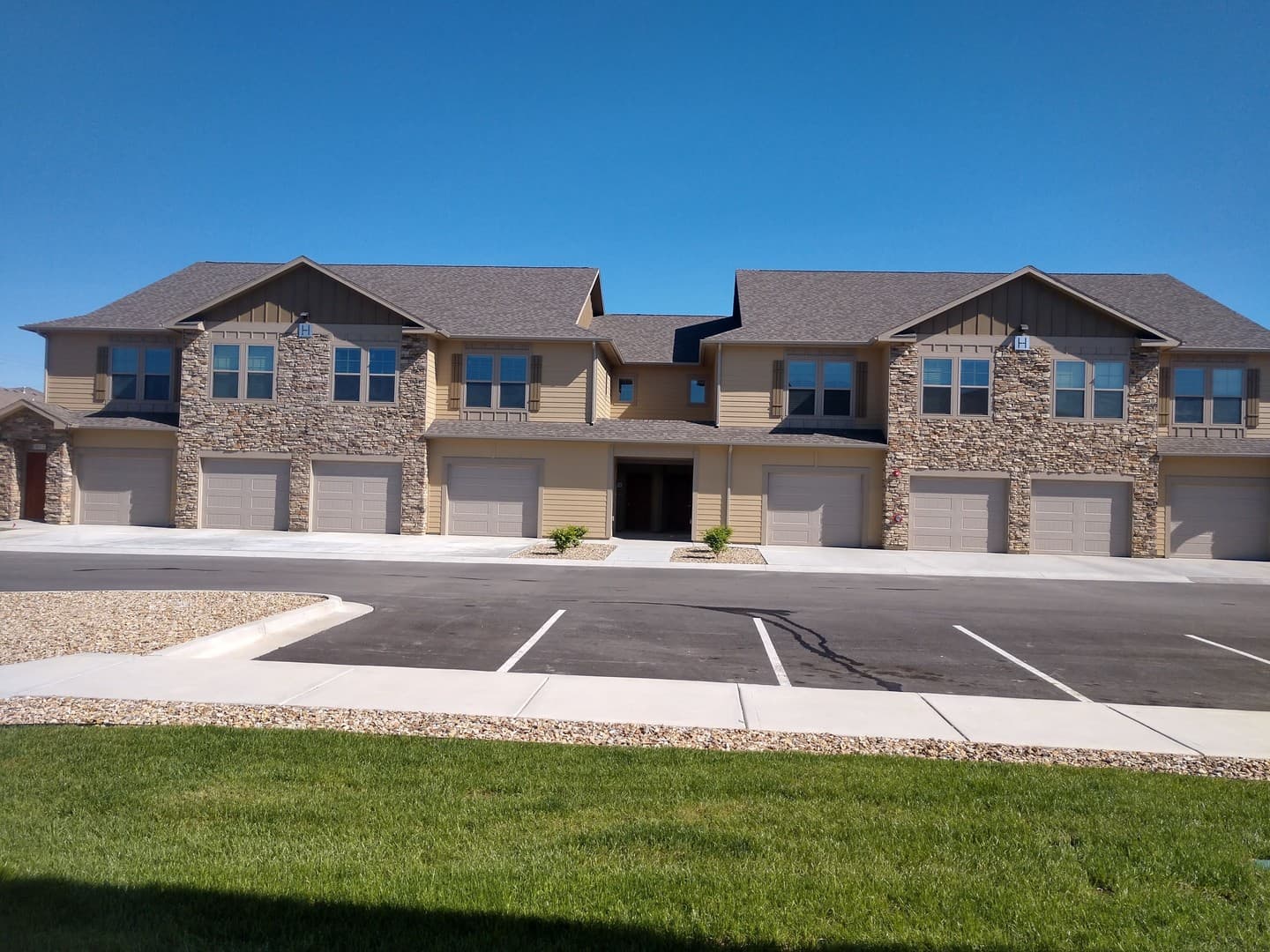 De Soto Apartment: 9100 Commerce Drive