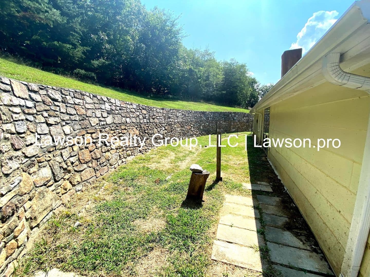 Salem House: 2782 Wildwood Rd