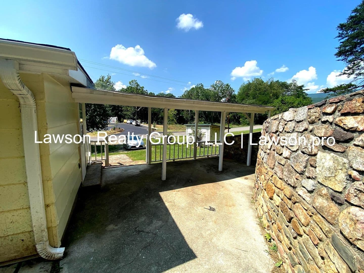 Salem House: 2782 Wildwood Rd