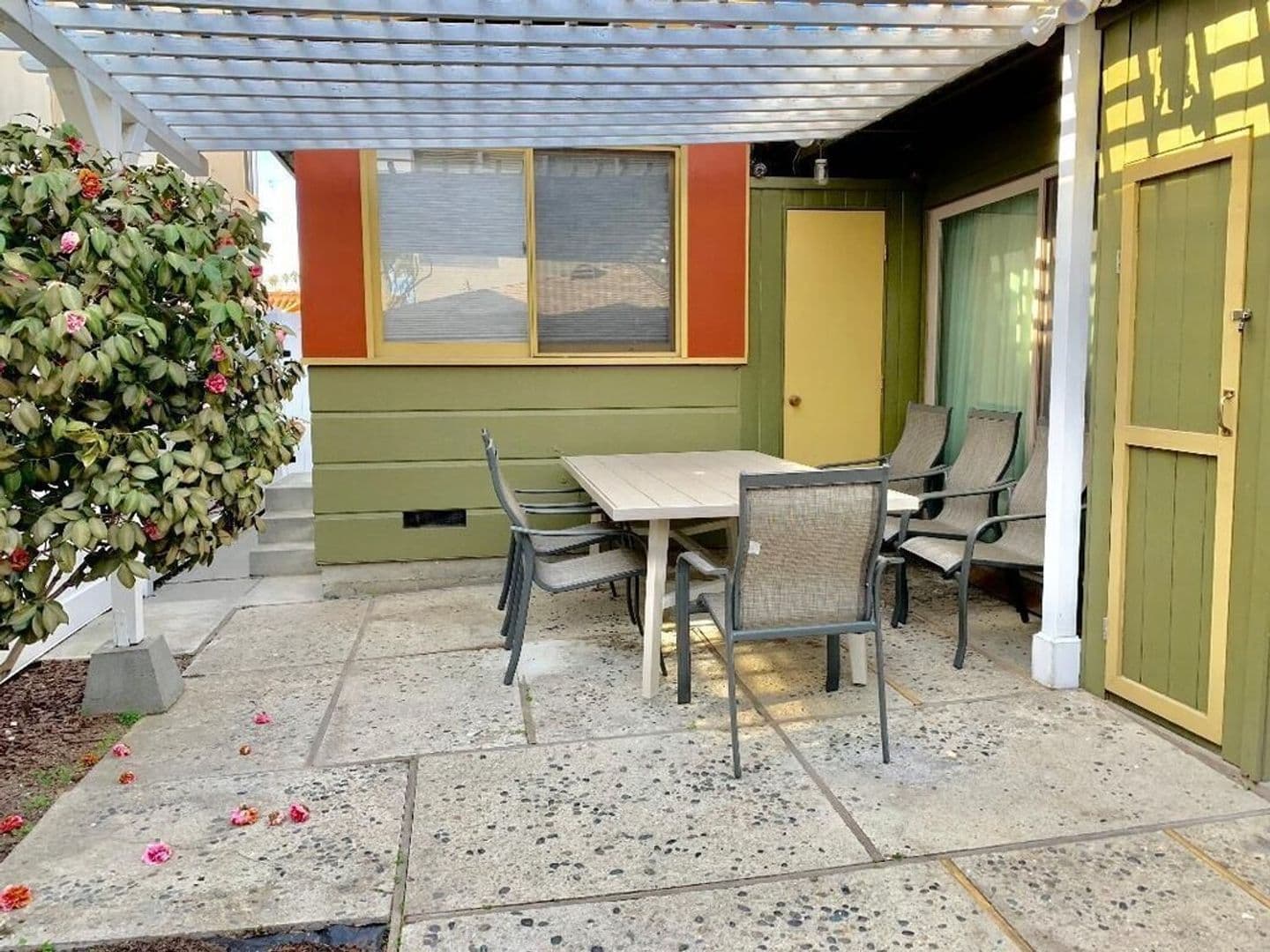 Long Beach House: 176 Quincy Ave
