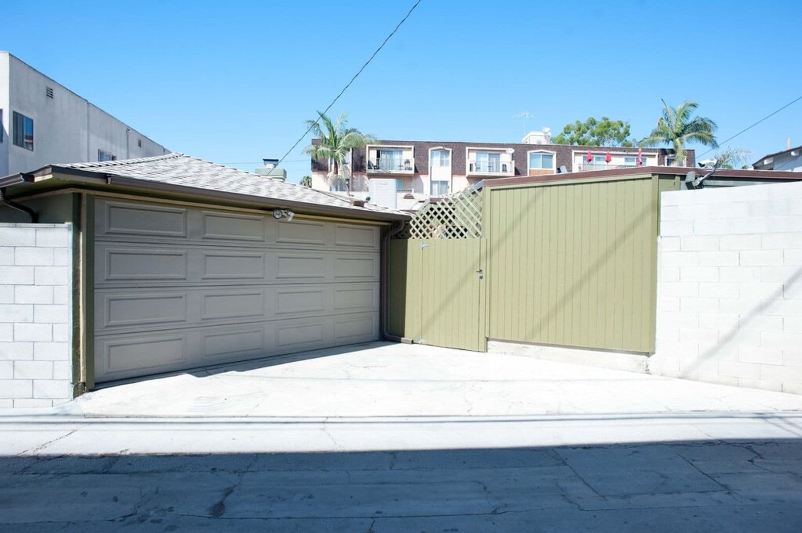 Long Beach House: 176 Quincy Ave