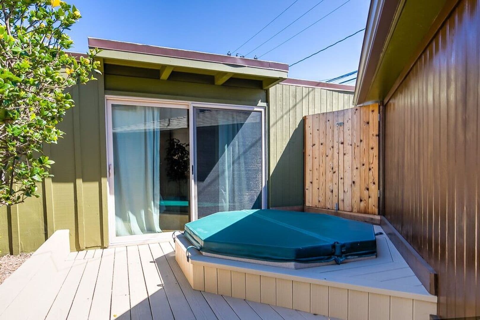 Long Beach House: 176 Quincy Ave