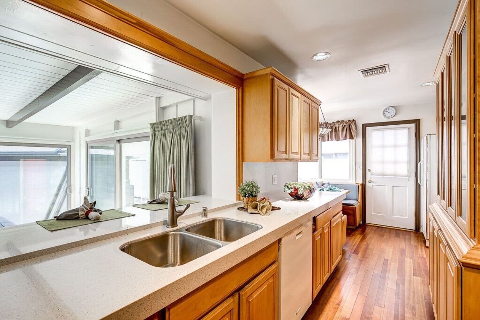 Long Beach House: 176 Quincy Ave