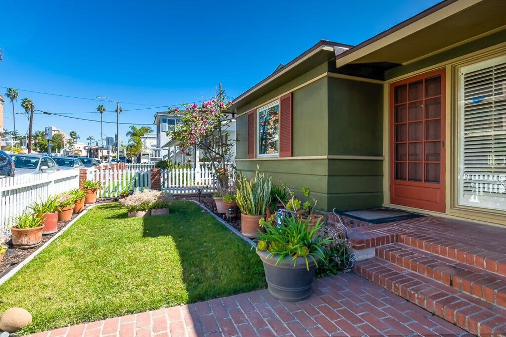 Long Beach House: 176 Quincy Ave