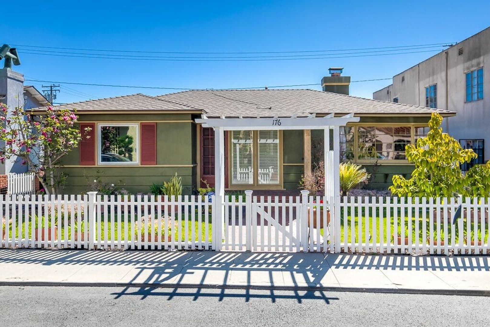 Long Beach House: 176 Quincy Ave