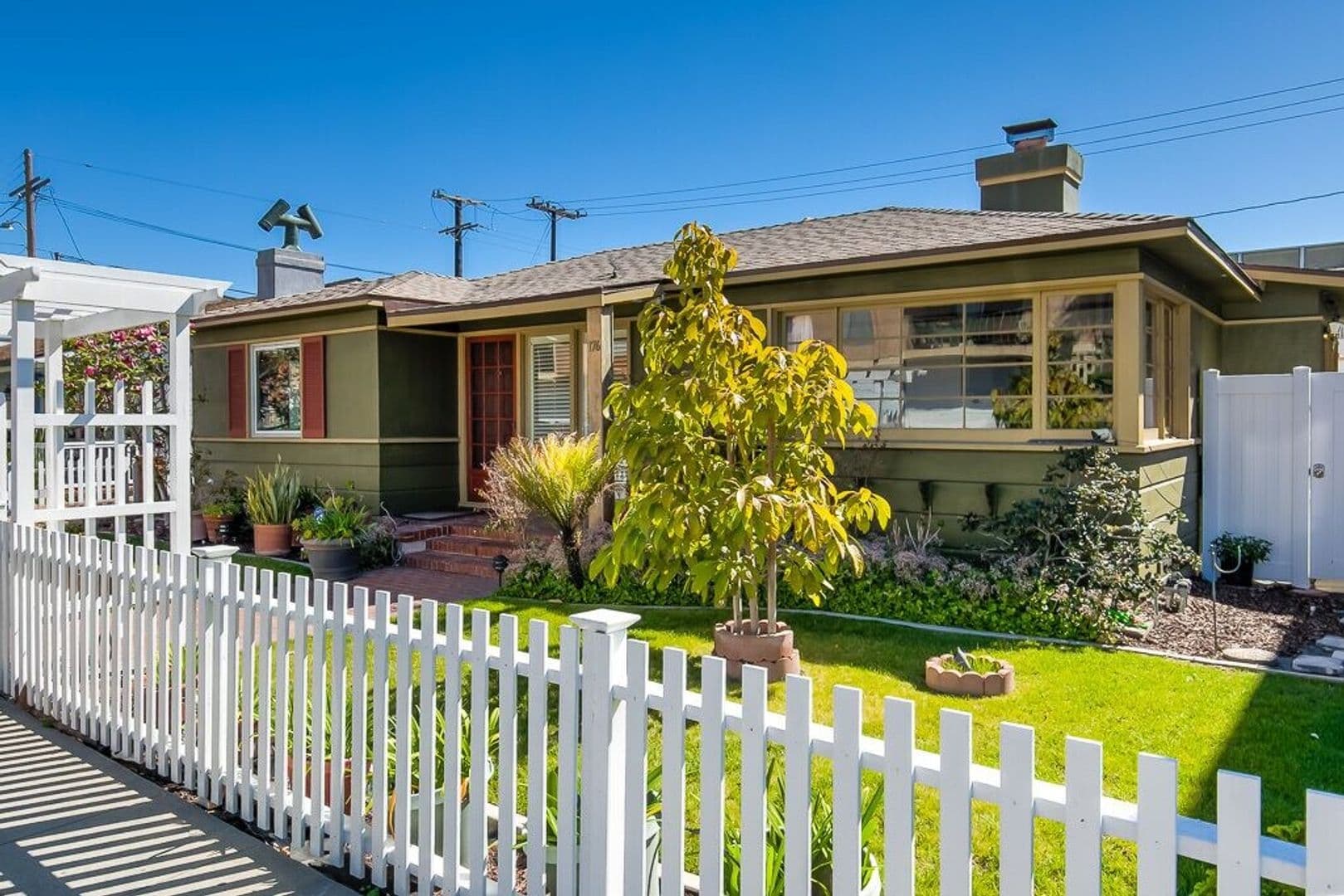 Long Beach House: 176 Quincy Ave