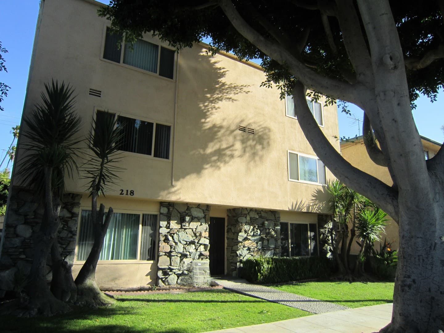 Long Beach Apartment: 218 Belmont Ave