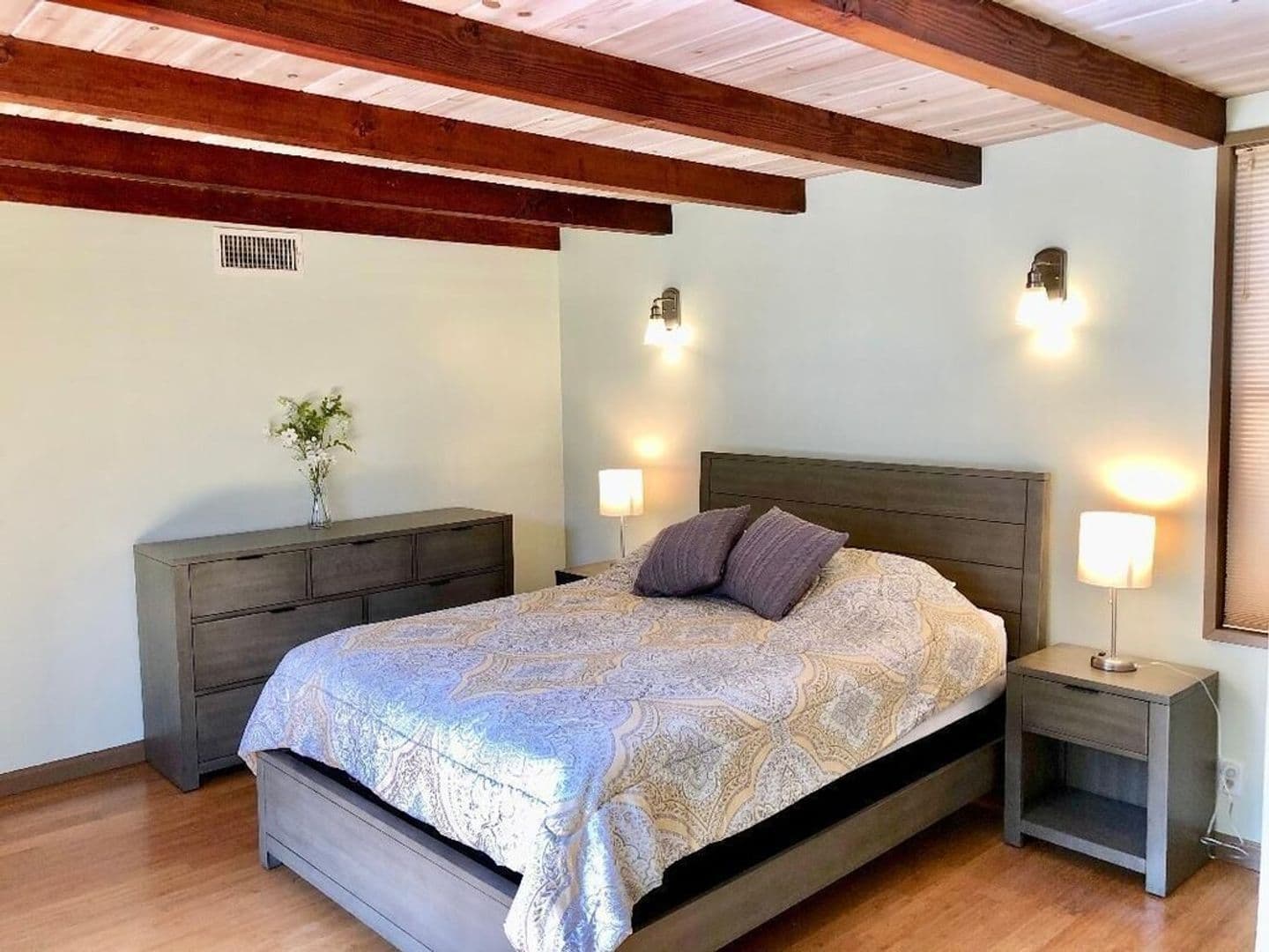 Long Beach House: 176 Quincy Ave
