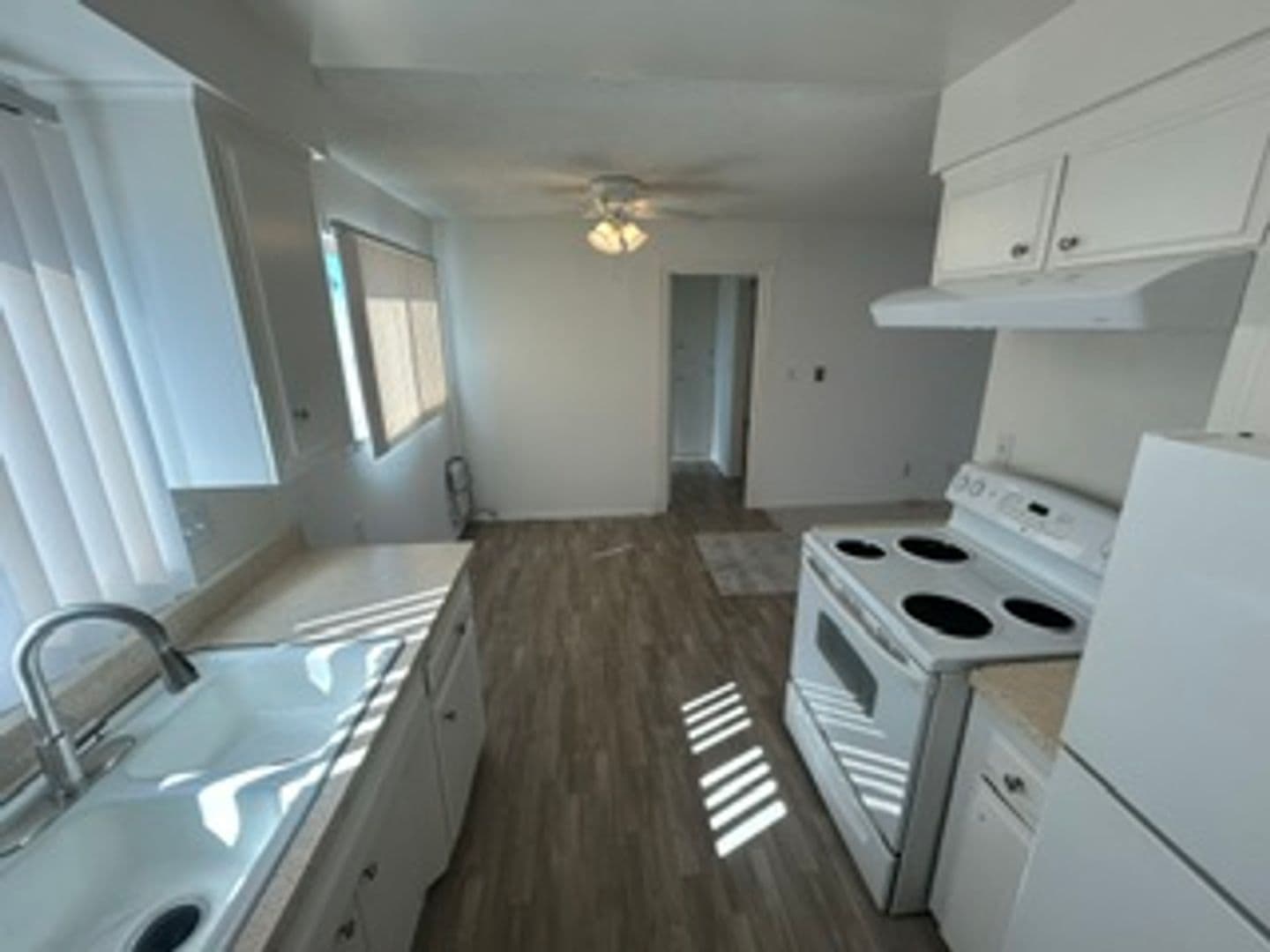 Long Beach Apartment: 218 Belmont Ave