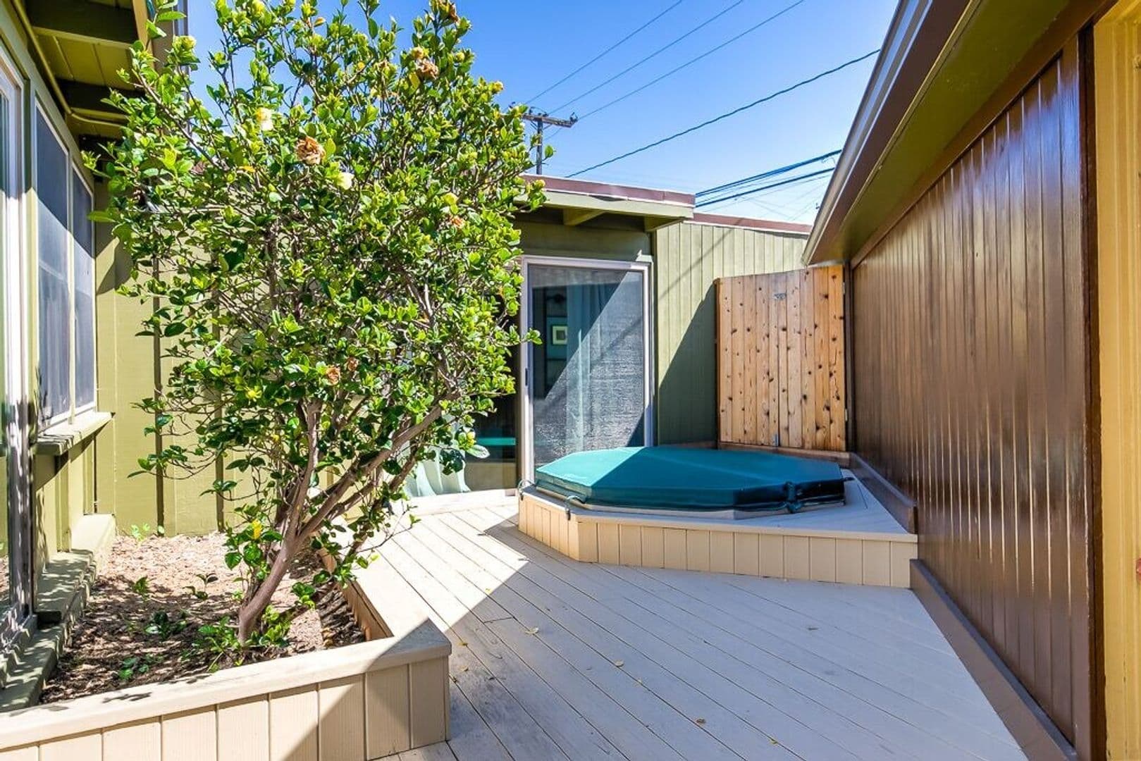 Long Beach House: 176 Quincy Ave