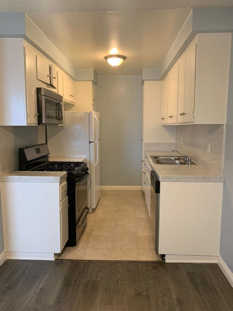 Los Angeles Apartment: 1333 S. Bundy Drive