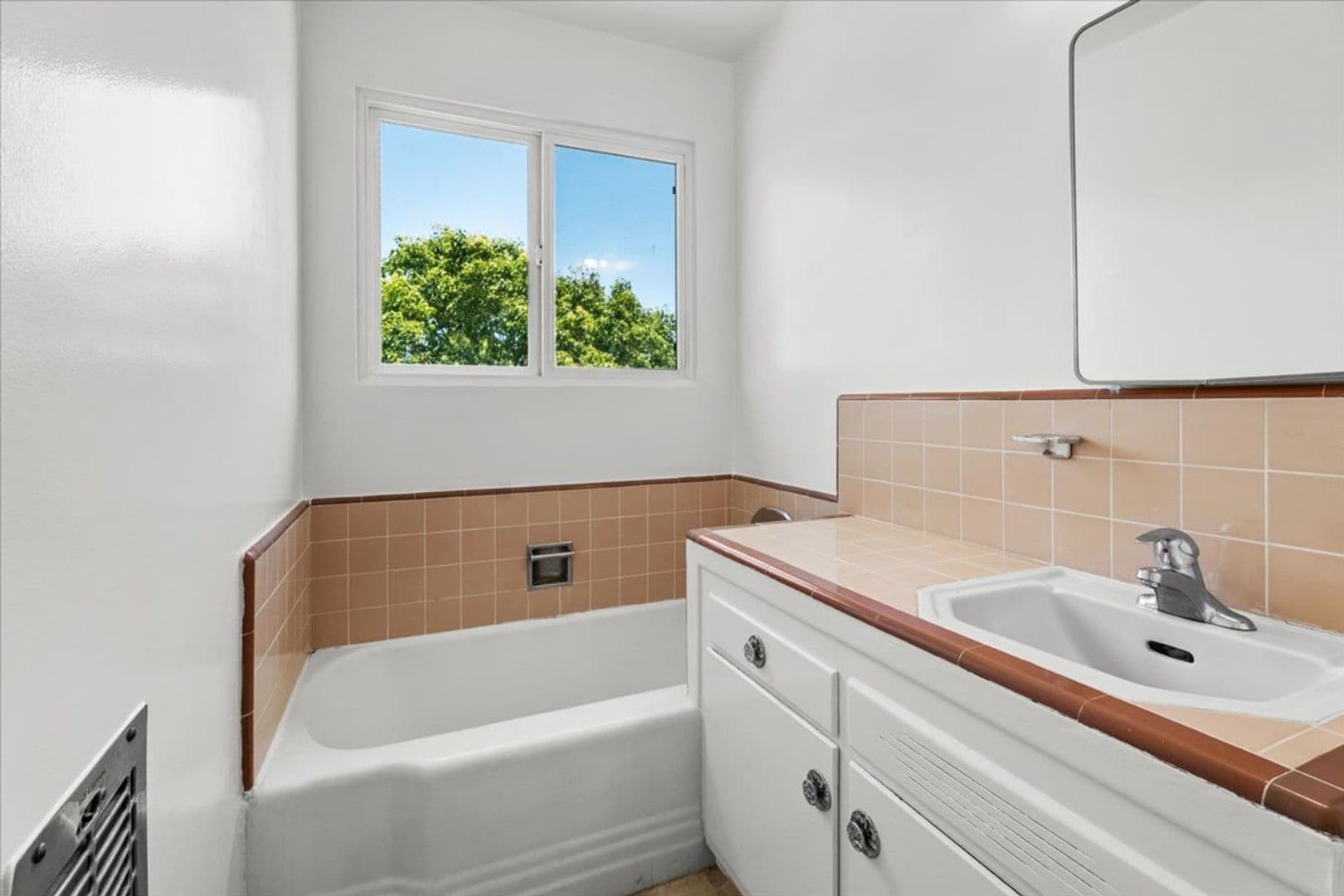 Los Angeles Apartment: 1033 S. Holt Ave.