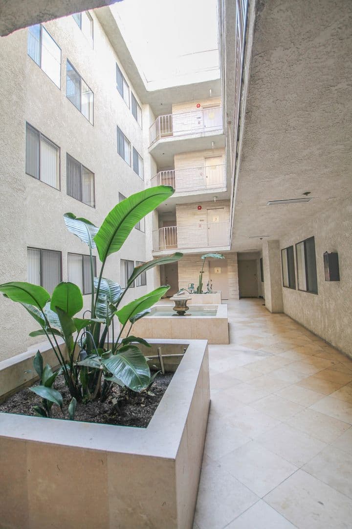Sherman Oaks Apartment: 14930 Moorpark St.