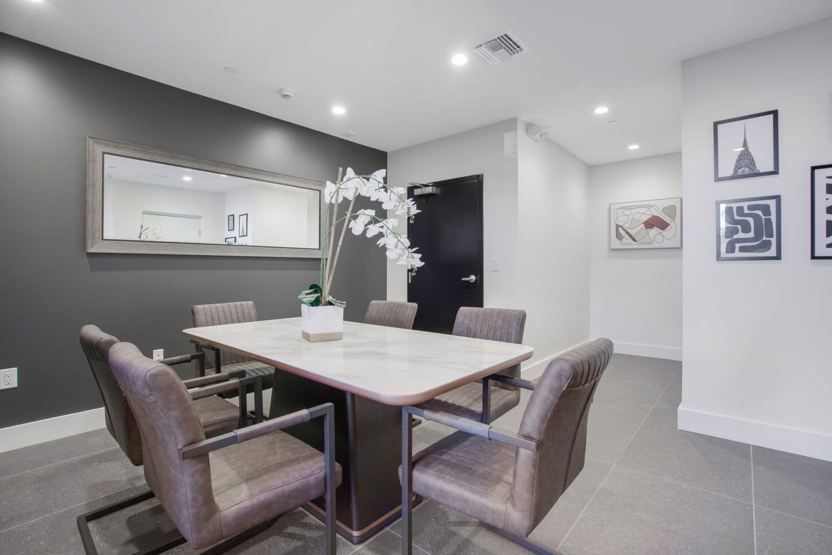 Van Nuys Apartment: 13724 Victory Blvd.