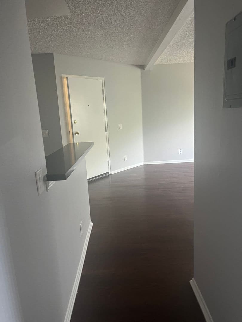 Van Nuys Apartment: 7320 Hazeltine Avenue