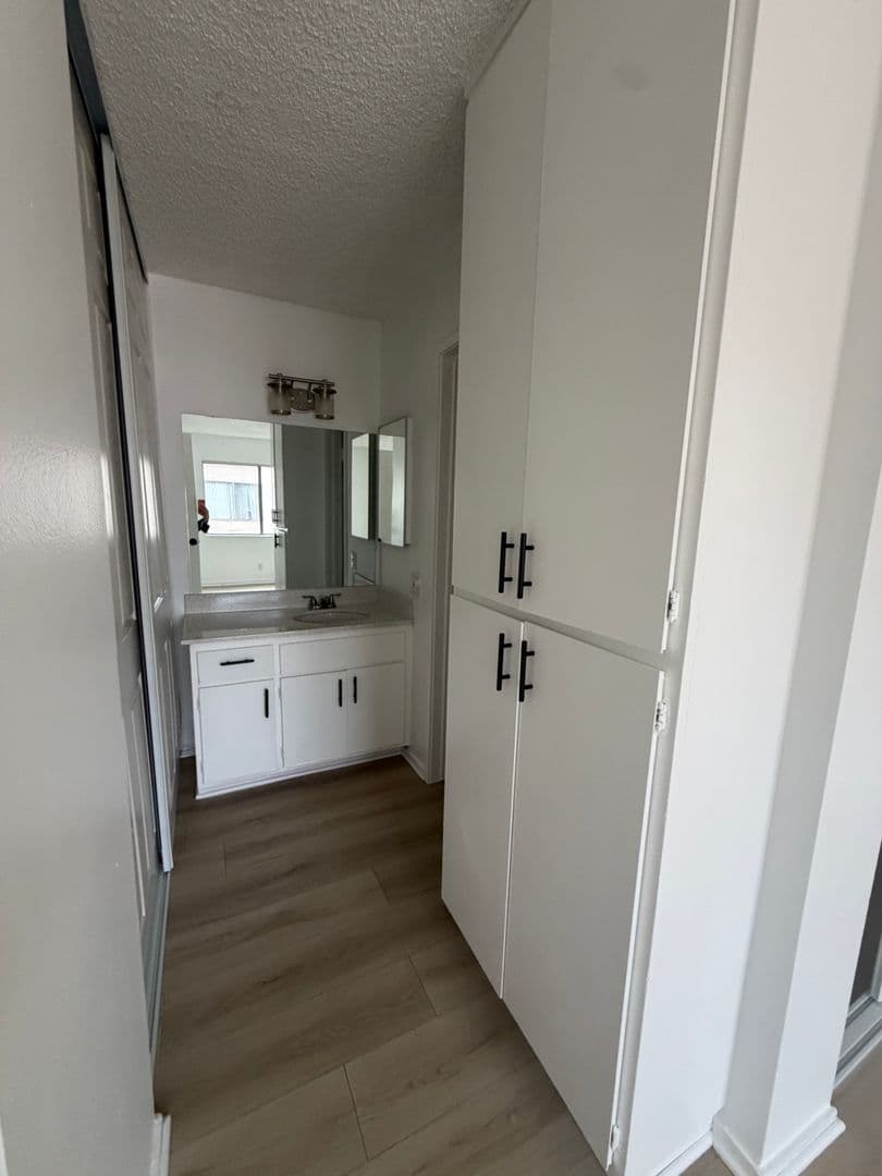 Los Angeles Apartment: 400 S. Kingsley Drive