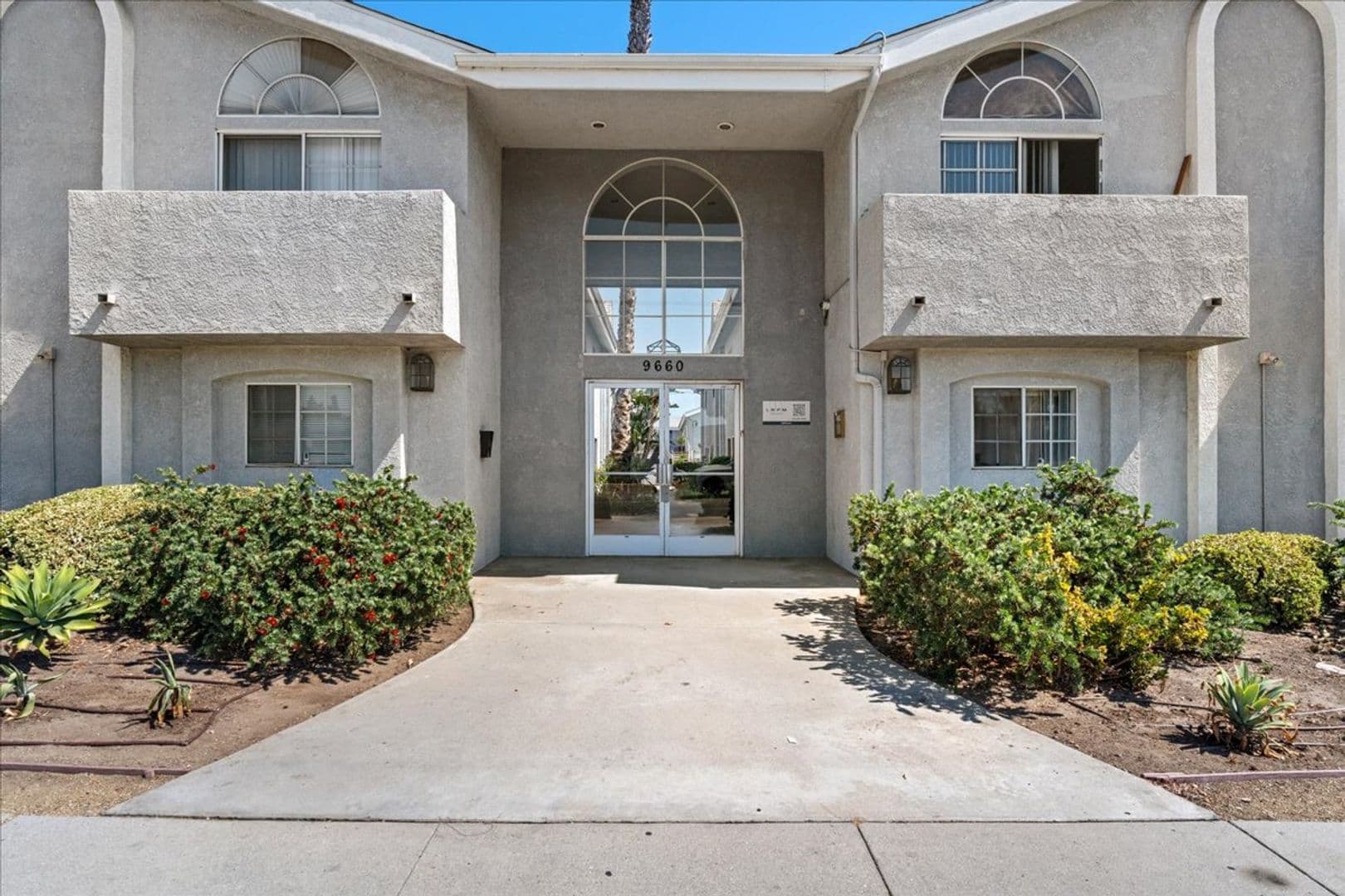 North Hills Apartment: 9660 Sepulveda Blvd