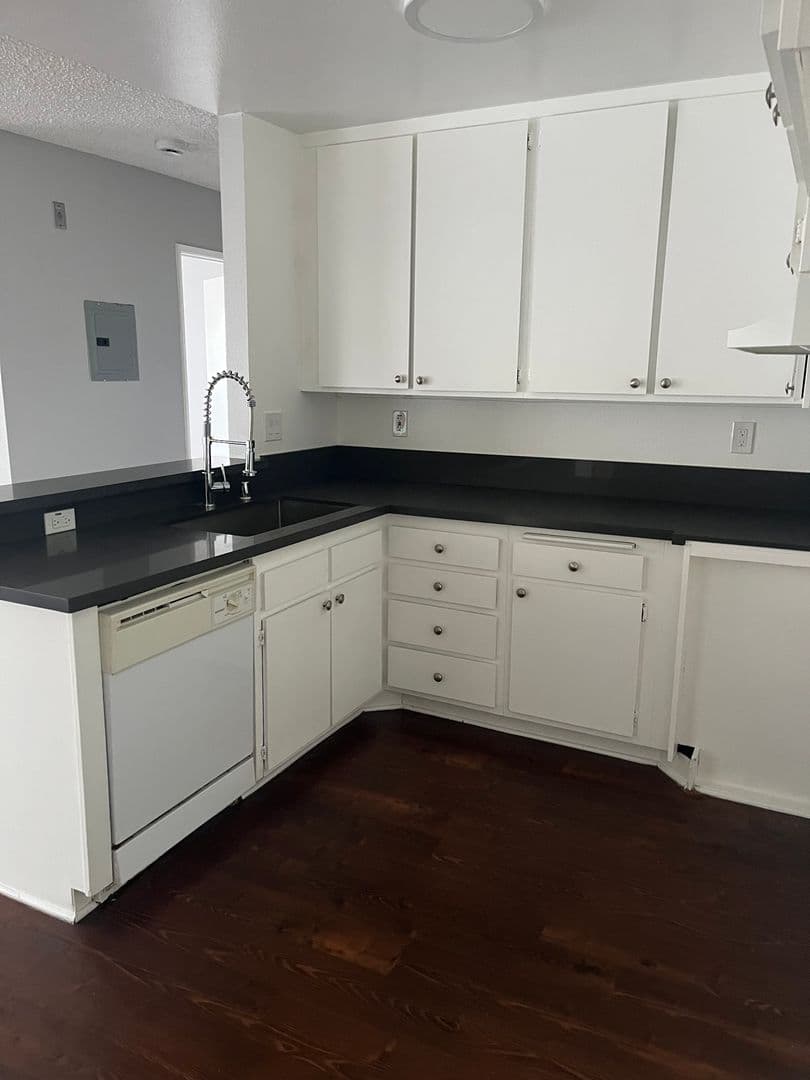 Van Nuys Apartment: 7320 Hazeltine Avenue
