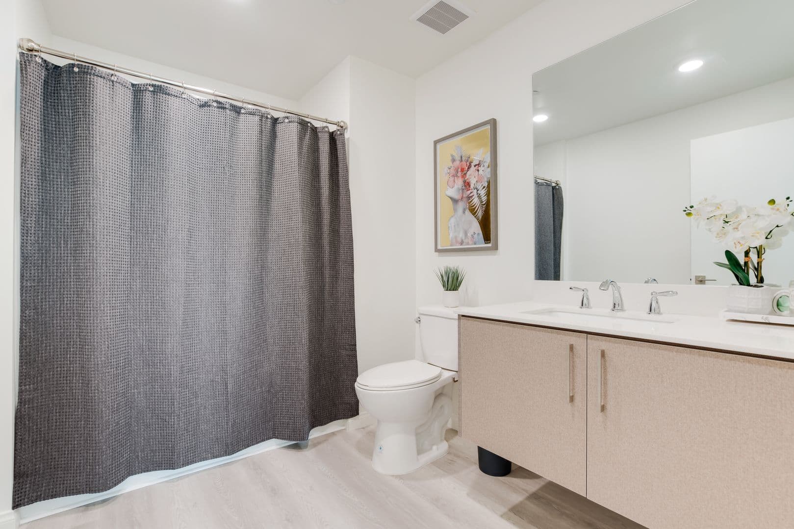 Van Nuys Apartment: 13724 Victory Blvd.